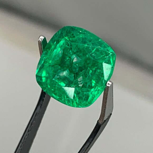 Emerald Green Gemstone loose - Picture 6 of 12